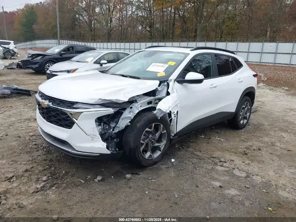 KL77LHEPXSC254081 2025 CHEVROLET TRAX - Image 2
