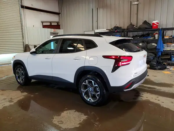 KL77LHEPXSC256378 2025 CHEVROLET TRAX - Image 2