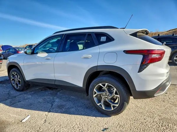 KL77LHEPXSC256879 2025 CHEVROLET TRAX - Image 2