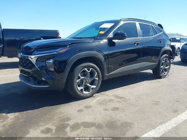 KL77LHEPXSC257269 2025 CHEVROLET TRAX - Image 2