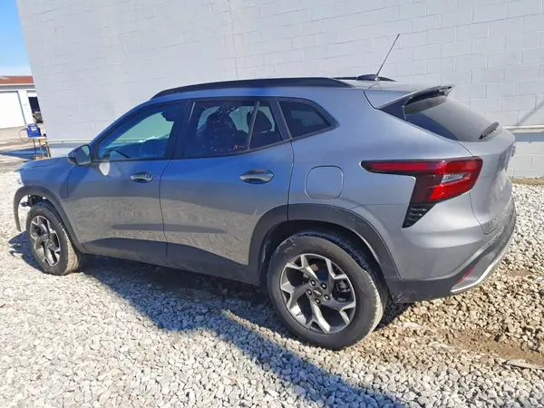 KL77LHEPXSC258325 2025 CHEVROLET TRAX - Image 2