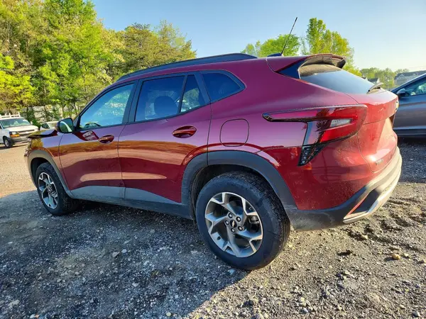 KL77LHEPXSC258700 2025 CHEVROLET TRAX - Image 2