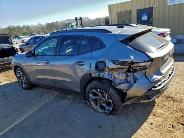 KL77LHEPXSC258714 2025 CHEVROLET TRAX - Image 2