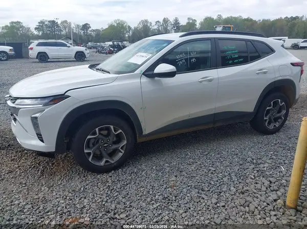 KL77LHEPXSC259393 2025 CHEVROLET TRAX - Image 2