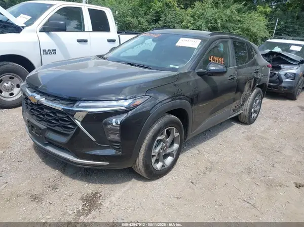 KL77LHEPXSC265985 2025 CHEVROLET TRAX - Image 2