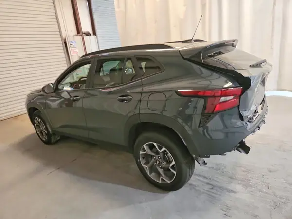KL77LHEPXSC271561 2025 CHEVROLET TRAX - Image 2