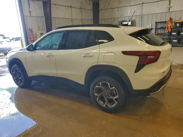 KL77LHEPXSC271835 2025 CHEVROLET TRAX - Image 2