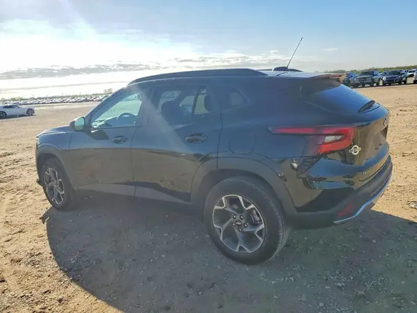 KL77LHEPXSC272130 2025 CHEVROLET TRAX - Image 2