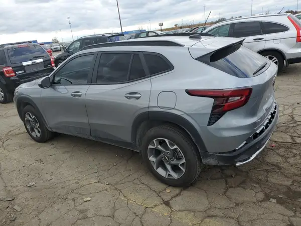 KL77LHEPXSC275321 2025 CHEVROLET TRAX - Image 2