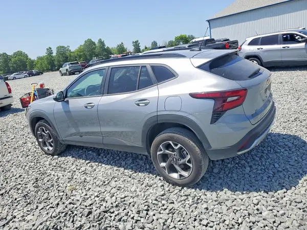 KL77LHEPXSC294838 2025 CHEVROLET TRAX - Image 2