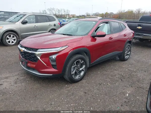 KL77LHEPXSC296489 2025 CHEVROLET TRAX - Image 2