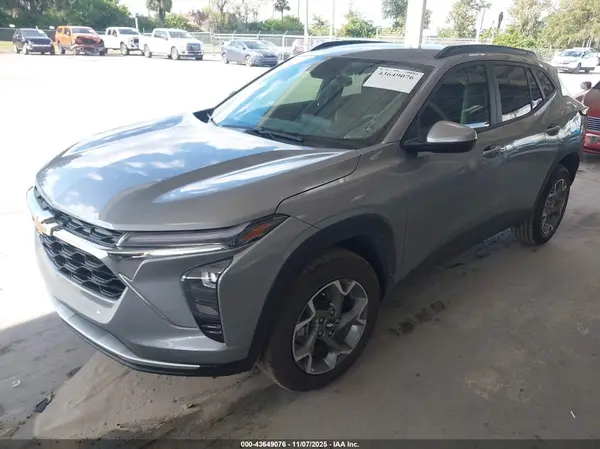 KL77LHEPXSC299344 2025 CHEVROLET TRAX - Image 2