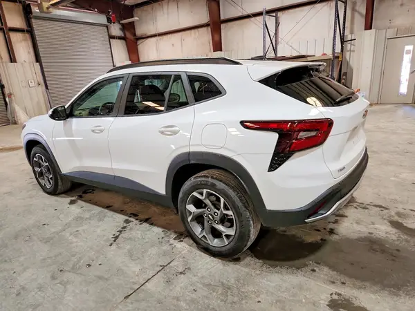 KL77LHEPXSC302582 2025 CHEVROLET TRAX - Image 2