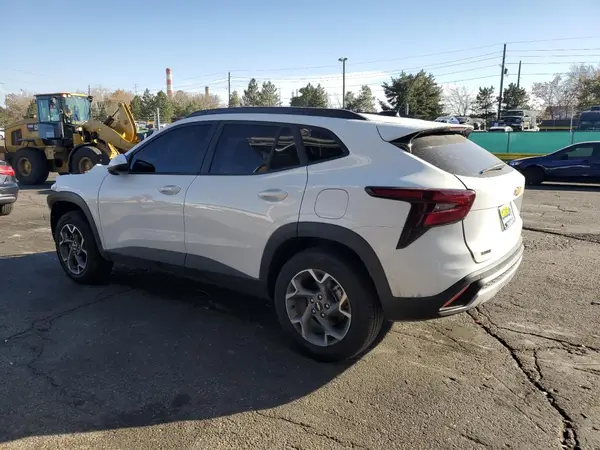 KL77LHEPXSC315526 2025 CHEVROLET TRAX - Image 2