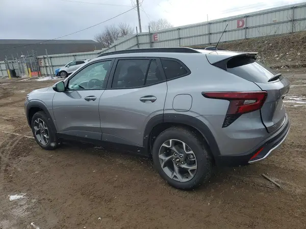 KL77LHEPXSC316692 2025 CHEVROLET TRAX - Image 2