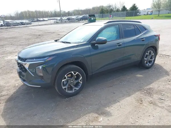 KL77LHEPXSC318569 2025 CHEVROLET TRAX - Image 2