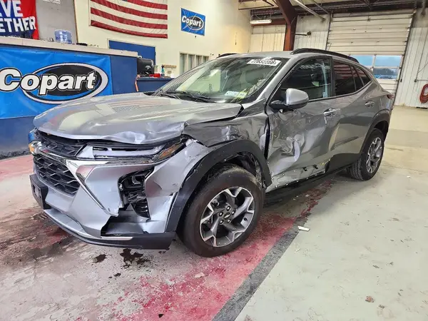 KL77LHEPXSC325103 2025 CHEVROLET TRAX - Image 1
