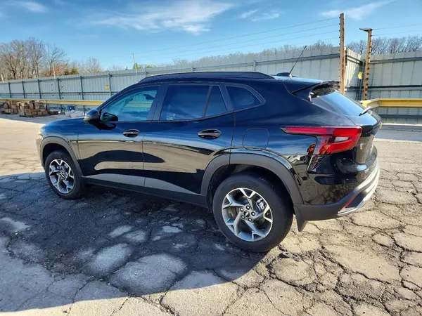KL77LHEPXSC329863 2025 CHEVROLET TRAX - Image 2