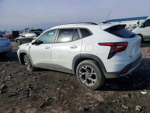 KL77LHEPXSC335467 2025 CHEVROLET TRAX - Image 2