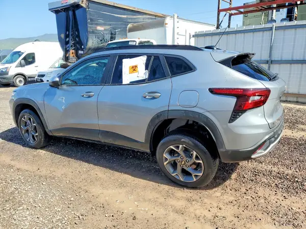 KL77LHEPXTC021254 2026 CHEVROLET TRAX - Image 2
