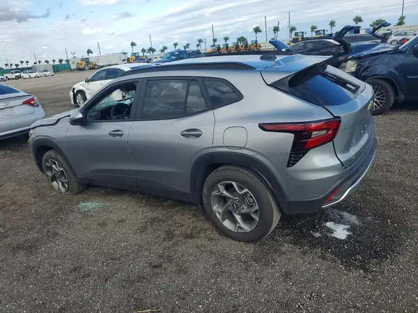 KL77LHEPXTC038880 2026 CHEVROLET TRAX - Image 2