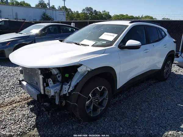 KL77LHEPXTC039849 2026 CHEVROLET TRAX - Image 2