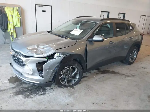 KL77LHEPXTC106305 2026 CHEVROLET TRAX - Image 2