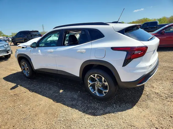 KL77LHEPXTC107132 2026 CHEVROLET TRAX - Image 2