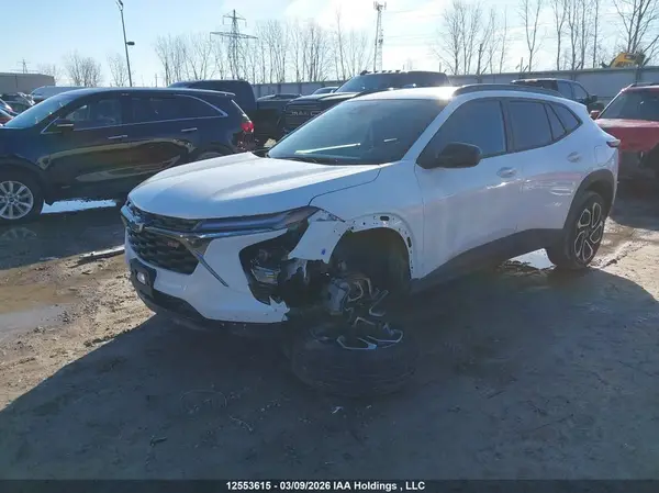 KL77LJE21SC311912 2025 CHEVROLET TRAX - Image 2