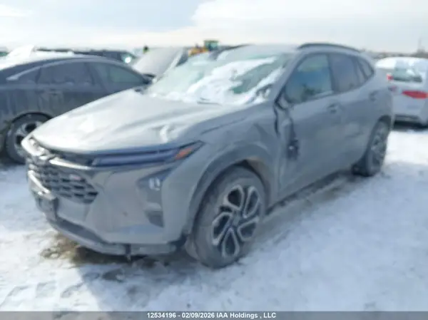 KL77LJE22SC214895 2025 CHEVROLET TRAX - Image 2