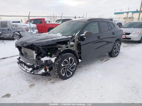 KL77LJE22SC272876 2025 CHEVROLET TRAX - Image 2