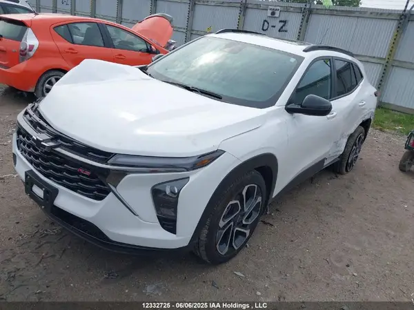 KL77LJE26SC009483 2025 CHEVROLET TRAX - Image 2