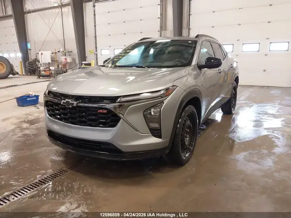 KL77LJE26SC026557 2025 CHEVROLET TRAX - Image 2