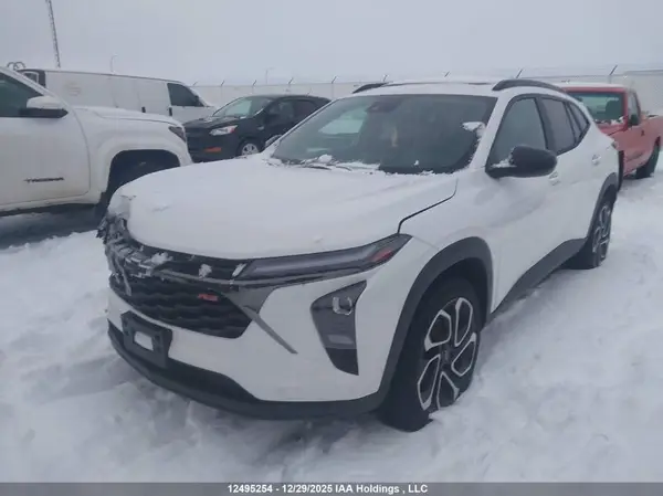 KL77LJE26SC337793 2025 CHEVROLET TRAX - Image 2