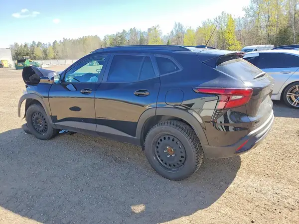 KL77LJE28SC047653 2025 CHEVROLET TRAX - Image 2