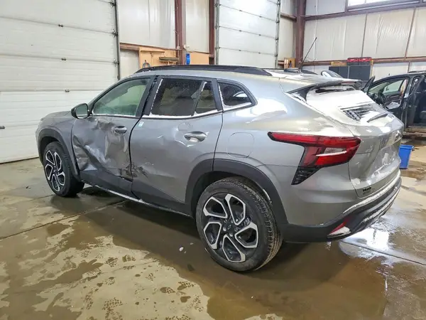 KL77LJE29SC307610 2025 CHEVROLET TRAX - Image 2