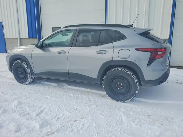 KL77LJE2XSC107237 2025 CHEVROLET TRAX - Image 2