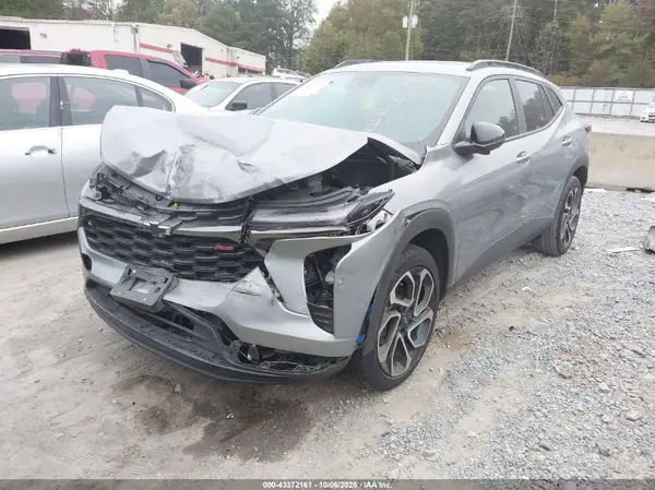 KL77LJEP0SC015498 2025 CHEVROLET TRAX - Image 2