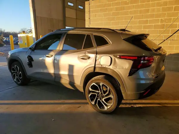KL77LJEP0SC036979 2025 CHEVROLET TRAX - Image 2