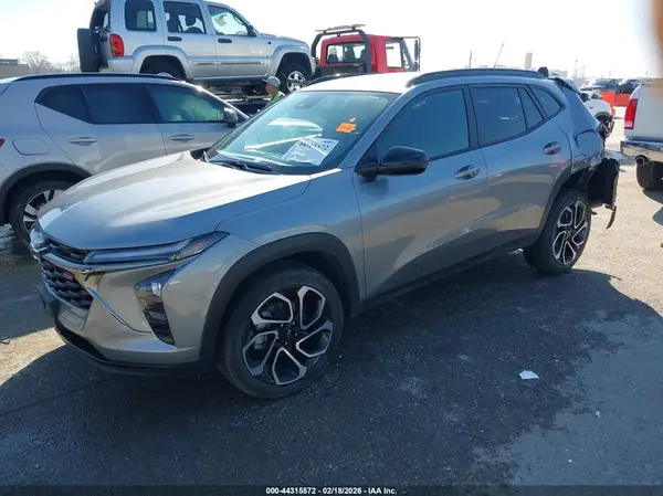 KL77LJEP0SC175364 2025 CHEVROLET TRAX - Image 2