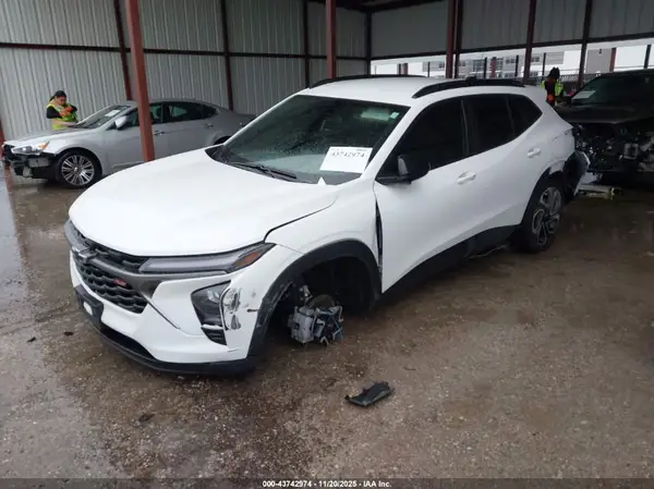 KL77LJEP0SC204409 2025 CHEVROLET TRAX - Image 2