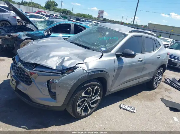 KL77LJEP0SC247955 2025 CHEVROLET TRAX - Image 2