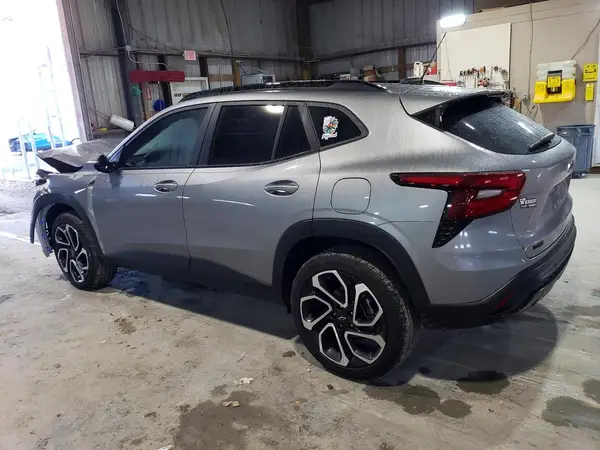 KL77LJEP0SC328230 2025 CHEVROLET TRAX - Image 2