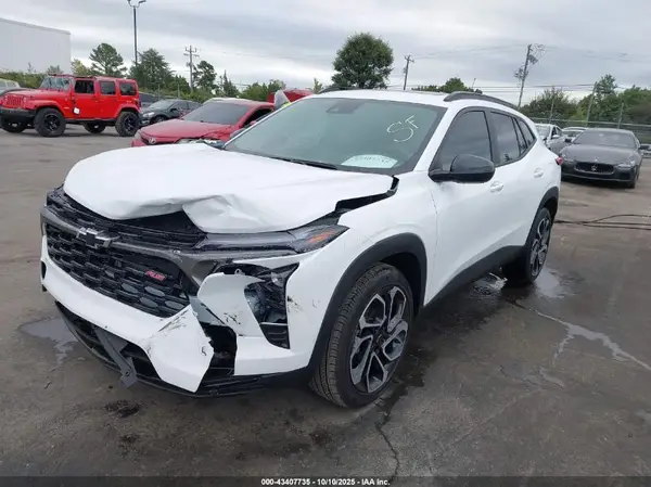 KL77LJEP0SC329975 2025 CHEVROLET TRAX - Image 2