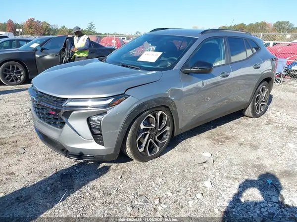 KL77LJEP1SC309380 2025 CHEVROLET TRAX - Image 2