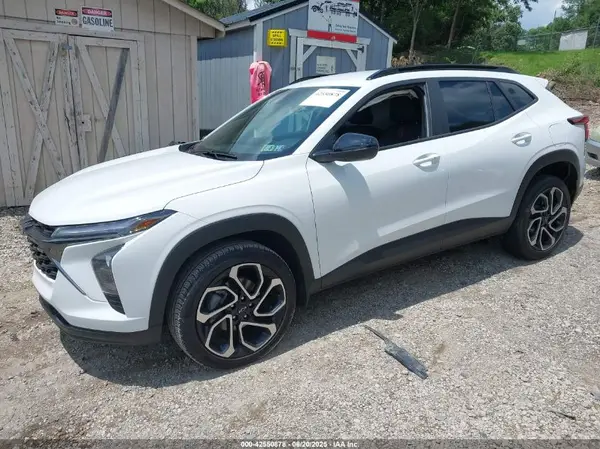 KL77LJEP2SC000811 2025 CHEVROLET TRAX - Image 2