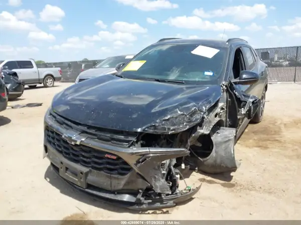 KL77LJEP2SC019620 2025 CHEVROLET TRAX - Image 2