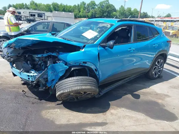 KL77LJEP2SC039947 2025 CHEVROLET TRAX - Image 2