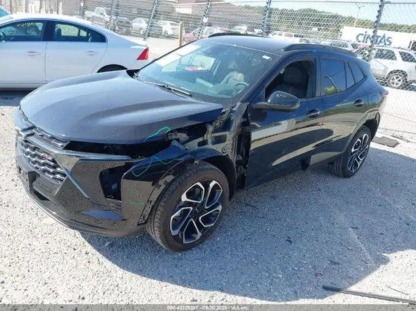 KL77LJEP2SC045201 2025 CHEVROLET TRAX - Image 2