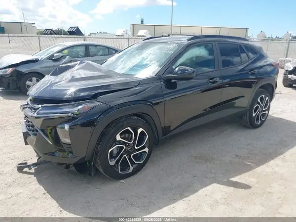 KL77LJEP2SC151289 2025 CHEVROLET TRAX - Image 2